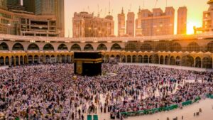 People doing tawaf aroung Kaaba in Makkah, showcasing common mistakes to avoid when booking a umrah package